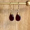 Goud gevulde oorbellen met granaat edelsteen hangers voor een outfit naar kantoor of voor uw dagelijkse outfit
