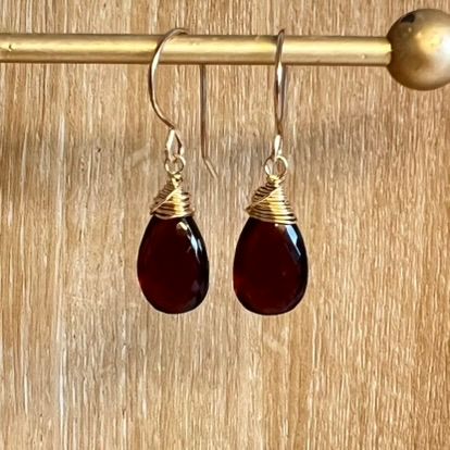 Goud gevulde oorbellen met granaat edelsteen hangers voor een outfit naar kantoor of voor uw dagelijkse outfit