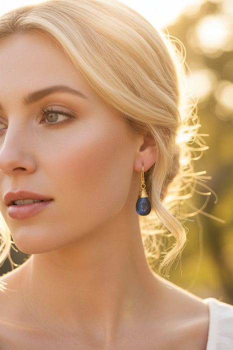 Luxe labradoriet oorbellen van Daans Design. Lange oorbellen met natuurlijke edelsteen en unieke kleurreflectie voor een verfijnde, tijdloze look.