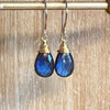 Handgemaakte lange oorbellen met labradoriet edelsteen en 14k gold filled. Luxe sieraden met een subtiele blauwe glans voor een stijlvolle en moderne uitstraling.