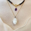Luxe witte zoetwaterparel hanger met grote barok parel in Vogue stijl perfect voor de layering look