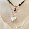 Styling van barok parel hanger in layering kettingen voor een elegante Vogue look