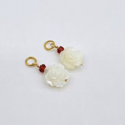 Oorbel bedels met bloemen, roosjes met rode granaat edelsteen
