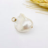 Grote bolle barok parel hanger in luxe goudkleurige setting voor bruidssieraad
