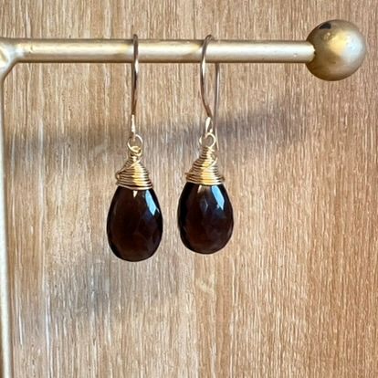 prachtige facet geslepen rookkwarts oorbellen voor een elegante look