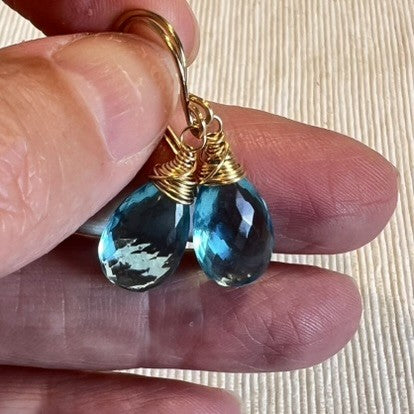 Elegante druppel oorbellen van lichtblauwe topaas edelsteen met luxe goud afwerking perfect te combineren met andere edelsteen sieraden