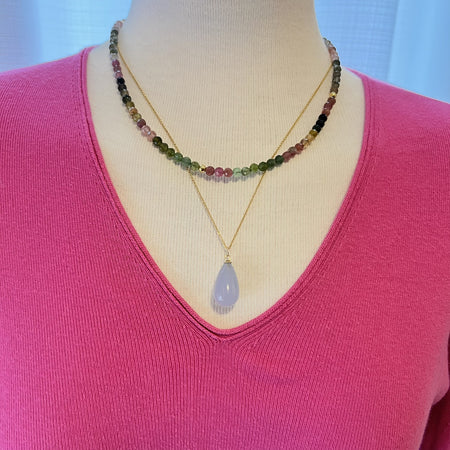 ketting met grote licht blauwe edelsteen druppel te combineren of alleen te dragen voor een statement look