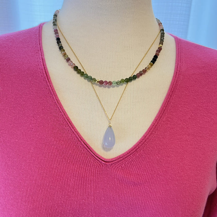 ketting met grote licht blauwe edelsteen druppel te combineren of alleen te dragen voor een statement look