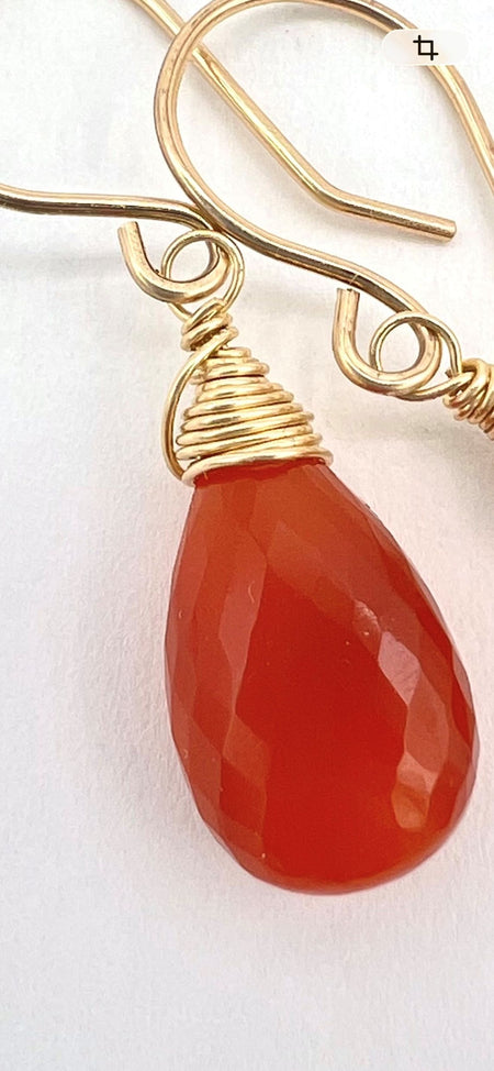 Elegante zomerse druppel oorbellen met oranje carneool, goud en luxe uitstraling
