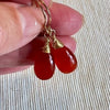 Luxe oranje carneool druppel oorbellen met goud en natuurlijke edelsteen voor een zomerse look