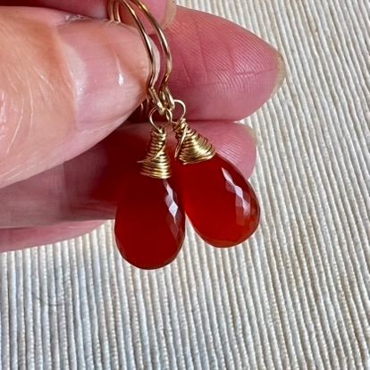 Luxe oranje carneool druppel oorbellen met goud en natuurlijke edelsteen voor een zomerse look