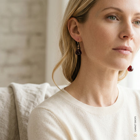 Rode granaat oorbellen als verfijnd accent bij een elegante outfit