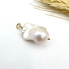 Witte barok parel hanger met 14 karaat gold filled details, te stylen in layered kettingen look