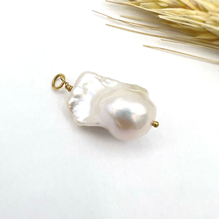 Witte barok parel hanger met 14 karaat gold filled details, te stylen in layered kettingen look