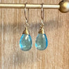 Handgemaakte edelsteen oorbellen met lichtblauwe topaas en gouden details voor een sprankelende outfit
