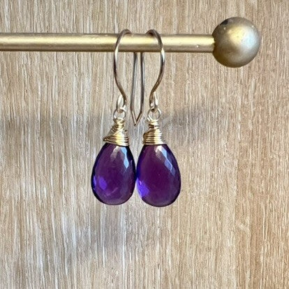 handgemaakte oorbellen met amethist edelstenen met wire wrapping technieken