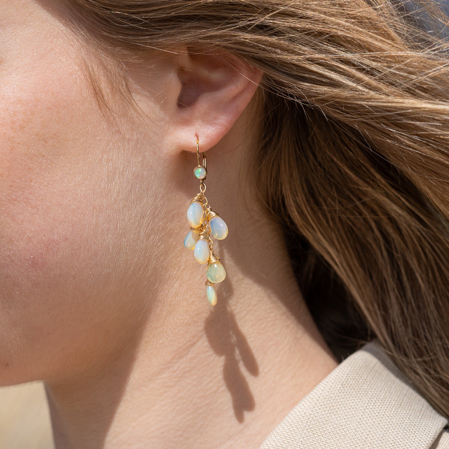 luxe handgemaakte oorbellen met schitterend glanzende edelsteen druppels