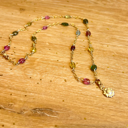 Multi toermalijn ketting gold filled met afneembare zonnebloem bedel detail deze staat symbool voor een onzichtbare aandoening bij iemand die soms wat extra tijd of begrip nodig heeft
