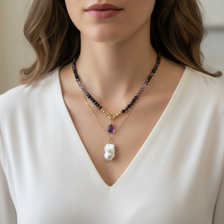 Handgemaakte parel hanger gedragen in elegante layering stijl met edelstenen ketting voor jouw eigen unieke stijl