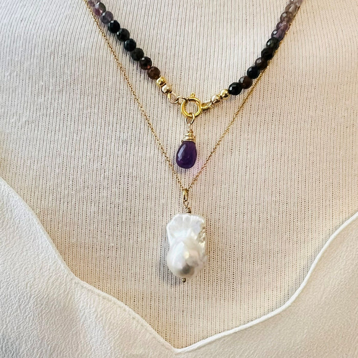 Handgemaakte parel hanger gedragen in elegante layering stijl met edelstenen ketting voor jouw eigen unieke stijl