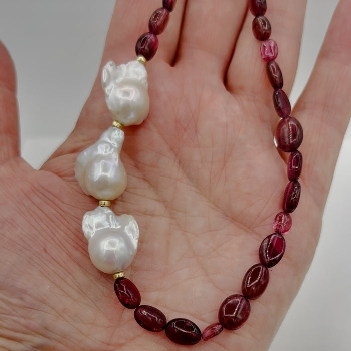 Zeldzame toermalijn nugget edelstenen met grote witte parels samen een perfecte combinatie voor een luxe ketting voor een bijzondere gelegenheid