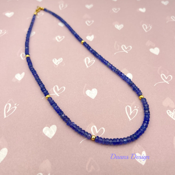 een ketting met zeldzame tanzaniet te combineren met de verlengkettinkjes van daans design om verschillende lengtes te creëeren voor een dagelijks wisselende look of voor een sjiek avondje uit.