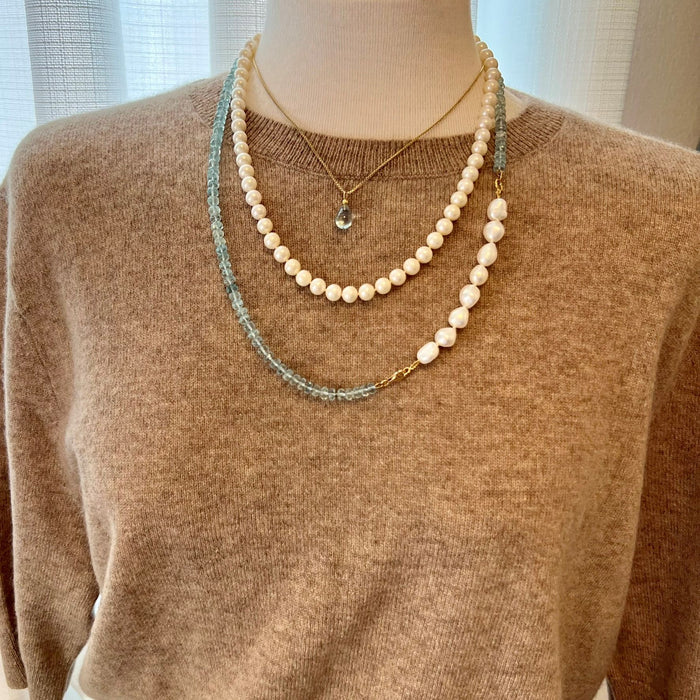 aquamarijn edelstenen ketting gedragen in een gelaagde look met een verlengkettinkje van parels van Daans Design perfect te combineren met al je kettingen
